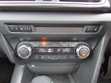 運転席と助手席それぞれに温度設定のできるフルオートエアコンを標準装備。季節やシーンを問わず快適な室内環境を提供します。