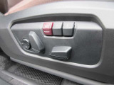 運転席メモリー付きフロント電動シート装備。