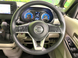 インテリアに合わせたデザインのステアリングは、運転される方のことも考え、運転しやすい形状、大きさです。是非一度、実際に触ってお確かめください。