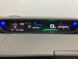 中央にデジタル表示のスピードメーターを配したハイブリット専用メーターになっています。左側のインフォメーション画面で燃費などの情報を確認できます。