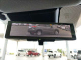 インテリジェント ルームミラーは、カメラ映像と通常のミラーの切替が出来ます。カメラ映像ですと後席やラゲッジの人や荷物で視界が塞がらないだけではなく夜間、後続車のライトの光量を減光します。