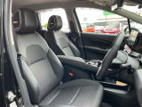 運転席・助手席は、ゆったりと座れるサイズで、長時間の運転でも快適です。