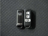 ◆スマートキー◆カギをバッグやポケットに入れたままでもドアロックの開閉ができる『スマートキー』付き!雨天や暗くなってもカギを取り出す必要がなくドアの開錠&エンジンも始動できます
