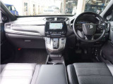 視界広々で非常に運転しやすくロングドライブでも疲れを感じさせないすっきりとまとまったインパネ周りです。