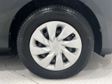 タイヤサイズは175/70R14!残り溝は5ミリ程度です!スチールホイールに錆が、ホイールキャップに傷があります。