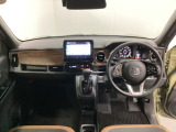 車内は光触媒抗菌消臭施工済です。スタイリッシュなデザインで暖かみのあるインパネ周りを演出します。グローブボックスやカップホルダーのほかにトレーなどたくさんの収納スペースが装備されています。