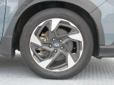 純正18インチアルミホイール。 タイヤサイズは225/55R18。納車時に新品タイヤ4本を交換致します。