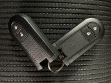 電子カードキーを携帯していれば、ドアハンドルやバックドアのリクエストスイッチを押すだけでドアの施錠・解錠が出来ます♪もちろん 遠隔操作も可能です!盗難防止のイモビライザー機能装備ですよ ☆