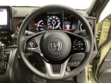 ハンドルにHondaセンシング系のクルーズコントロールやレーンキープアシストなどのスイッチと、オーディオの操作スイッチが装備されています。ハンドルから手を離さず安全に操作できます。