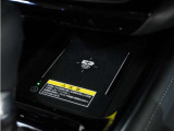 ◆ワイヤレス充電器◆ワイヤレス充電規格Qiに適合した機器を充電エリアに置くことで使用できます。