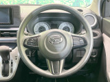 インテリアに合わせたデザインのステアリングは、運転される方のことも考え、運転しやすい形状、大きさです。是非一度、実際に触ってお確かめください。
