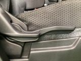 運転席にはドライバーの体型や好みに応じて前後方向だけでなく、高さの調整ができるシートリフターを装備!