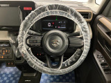 【ハンドル回り】インテリアに合わせたデザインのステアリングは、運転される方のことも考え、運転しやすい形状、大きさです。ぜひ一度、実際に触ってお確かめください。