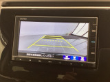 リバースギアに入れるだけで後方の表示へ切り替わります。夜間や雨の日の駐車も楽になりますよ。