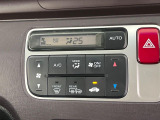 【オートエアコン】一度お好みの温度に設定すれば、車内の温度を検知し風量や温度を自動で調整。暑い…寒い…と何度もスイッチ操作をする必要はありません。快適な車内空間には必須の機能ですね♪