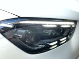 メルセデス・ベンツのヘッドライトはヘッドライトをいち早く点灯させ、周囲に対して自車の存在をアピールし、被視認性を高めて交通事故を減らそうという考えなのです。これこそが、メルセデスの安全哲学です。