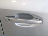 運転席と助手席側にはドアノブにタッチセンサーが付いておりスマートキーを持って近づいて触れる事で開閉が可能になります。