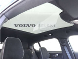 屋根一面まるごととも言える特大サイズのパノラマサンルーフ。ルーフは、車内に入る陽射し、熱、紫外線を低減するため、ティンテッドガラスを使用したフルパノラマウインドです。