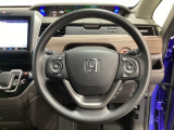 ハンドルにHondaセンシング系のクルーズコントロールやレーンキープアシストなどのスイッチと、オーディオの操作スイッチが装備されています。ハンドルから手を離さず安全に操作できます。