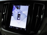 360°ビューカメラは駐車枠や周囲の車両との位置関係が一目瞭然で駐車をサポートしてくれるだけでなく、車両直近の死角を減らして安全性を高める装備。ステアリング切り角に連動した進路予測線も表示されます。