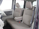 まごころクリーニングにより車内清掃、各部艶出し、消臭、除菌を実施してございます!シート、ハンドル、シフトにはビニールカバーを装着、足元にはマットを敷いて展示してあります!!