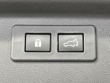 【パワーバックドア】スマートキーや運転席のボタンを押すだけでリアゲートが自動で開閉します!荷物を持っている時や、高い位置にあるバックドアを閉める際に便利な機能です♪