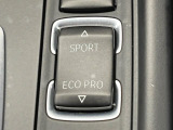 ●BMWモードセレクト:スポーツモードではダイナミックな走りを。ECO PROモードでは、エンジンレスポンスやシフトタイミングの最適化に加え、エアコンの作動も効率的に制御し、燃料消費量を抑制します。