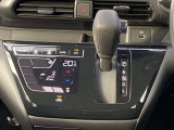 オートエアコン搭載車です。風量を自動で調節します。