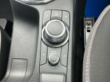 手元には運転姿勢を崩さずに操作していただける、ロータリーコマンダースイッチが装備されております。