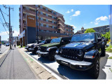 ショールーム前には常時20台ほど中古車がございます。
