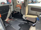 後部席シートと車いすの方との距離が近いので介護される方も安心です。