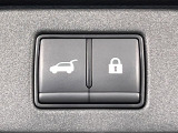 【パワーバックドア】スマートキーや運転席のボタンを押すだけでリアゲートが自動で開閉します!荷物を持っている時や、高い位置にあるバックドアを閉める際に便利な機能です♪