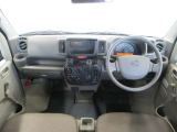 ベージュとグレーを基調としたデザインの運転席です。全体的に大きなキズ無く綺麗です。