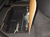 後席足元に車載工具入れがありチョットした小物を収納できます