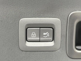 【パワーバックドア】スマートキーや運転席のボタンを押すだけでリアゲートが自動で開閉します!荷物を持っている時や、高い位置にあるバックドアを閉める際に便利な機能です♪