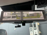 スマートルームミラーは、車両後方に設置されたカメラの映像を、ルームミラーに映し出すことで、死角をなくし、安全性を向上させることができます。また、夜間や雨天時でも、クリアな映像を映し出すことができます。