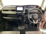車内は光触媒抗菌消臭施工済です。インパネ周りはスタイリッシュなデザインで機能や装備も充実しています。グローブボックスやカップホルダーのほかにトレーなどたくさんの収納スペースが付いています。