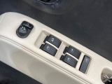 【電動格納ミラー】サイドミラーは電動格納式となっており、狭い駐車場でもキズがつくリスクを抑えられます。