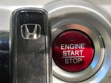 【Hondaスマートキー】カバンやポケットに入れたままでもドアの施錠・解錠が可能なスマートキーを装備。エンジンのオン・オフ時もカギを取り出す必要が無いからとっても便利です♪