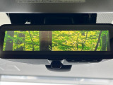 【スマートリヤビューミラー】後席の大きな荷物や同乗者で後方が確認しづらい時でも安心!カメラが撮影した車両後方の映像をルームミラー内に表示。クリアな視界で状況の確認が可能です!