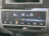 【オートエアコン】一度お好みの温度に設定すれば、車内の温度を検知し風量や温度を自動で調整。暑い…寒い…と何度もスイッチ操作をする必要はありません。快適な車内空間には必須の機能ですね♪