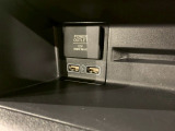 USBポートも装備されています、スマートフォンの充電やオーディオに連携も可能です、今や欠かせない装備の一つです!