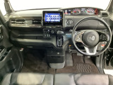 車内は光触媒抗菌消臭施工済です。インパネ周りはスタイリッシュなデザインで機能や装備も充実しています。グローブボックスやカップホルダーのほかにトレーなどたくさんの収納スペースが付いています。