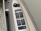 【電動格納ミラー】サイドミラーは電動格納式となっており、狭い駐車場でもキズがつくリスクを抑えられます。