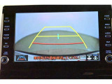 バックガイドモニター(バックモニター)付き。車両後方の映像をナビ画面に表示し、駐車などの後退操作をサポートします。