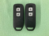 スマートキーを装備しています。鍵を差し込むことなくドアロックの開け閉めと、スタートボタン操作でのエンジンスタートができます。スペアキーも同じものを用意しております。