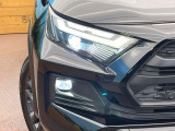 【LEDヘッドライト】悪天候や夜間走行時も良好な視界を確保し安心して運転できる高輝度LEDヘッドライトを装備!点灯速度が早く、消費電力も抑えられています。