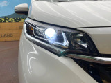 【LEDヘッドライト】悪天候や夜間走行時も良好な視界を確保し安心して運転できる高輝度LEDヘッドライトを装備!点灯速度が早く、消費電力も抑えられています。