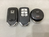 スマートキー付きですからドアロックの開閉およびエンジンスタートが楽々です。電動スライドドアの開け閉めもボタンで操作できます。加えて、純正リモコンエンジンスターター用の操作キーもついています。
