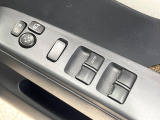 【電動格納ミラー】サイドミラーは電動格納式となっており、狭い駐車場でもキズがつくリスクを抑えられます。
